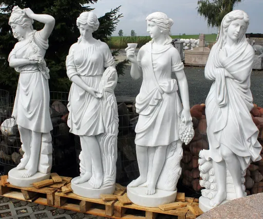 Steinfiguren vier Jahreszeiten von rechts von