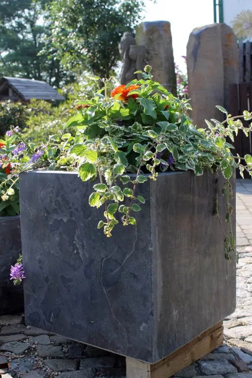Steinkübel aus Blaustein aufwendig poliert und bepflanzt für die Gartendekoration