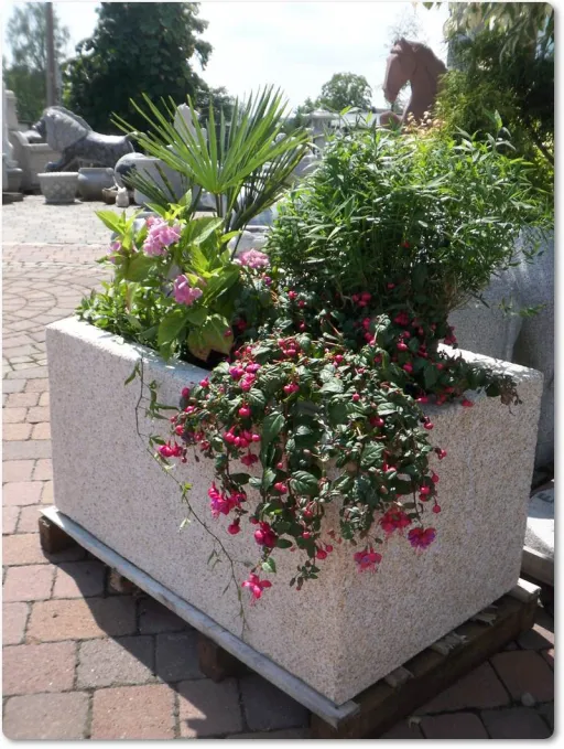 Steinkübel aus Granit zur dekorativen Gartengestaltung