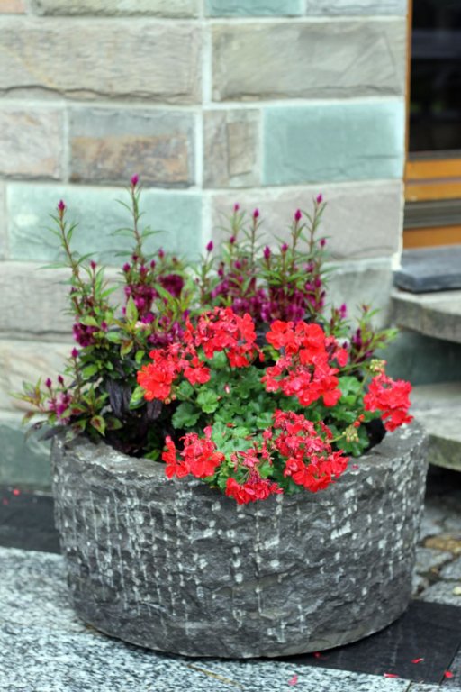 Runder Steinkübel aus Marmor für den Garten