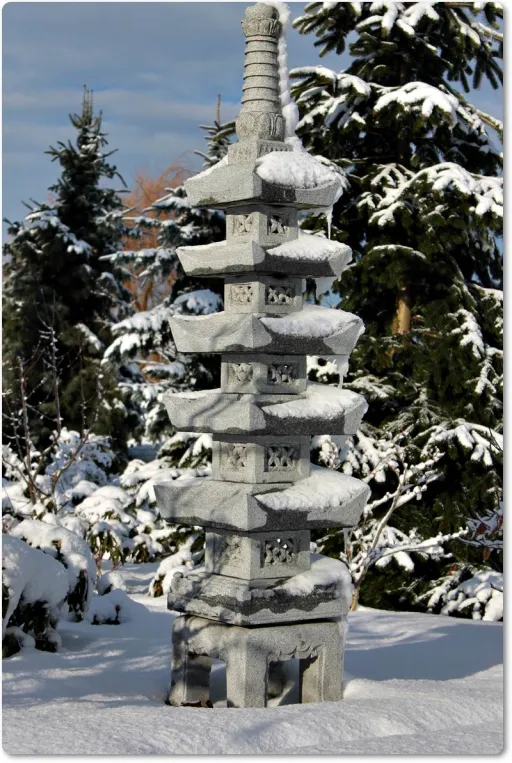 Steinlaterne Pagode im Winter