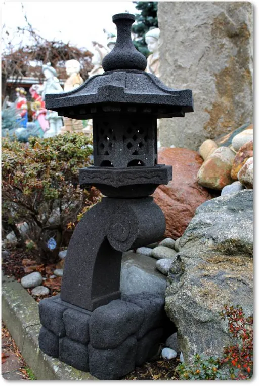 Steinlaterne aus schwarzer Lava für den japanischen Garten.
