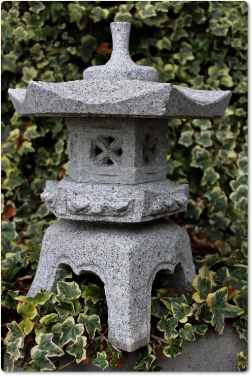 Steinlaterne Rokkaku Yukimi aus Naturstein Granit für die Gartendekoration