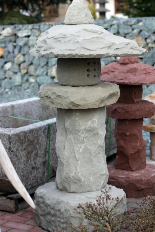 Steinlaterne aus rustikal gehauenem Sandstein