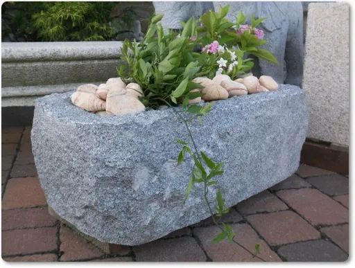 Trog für den Garten in rustikaler Optik