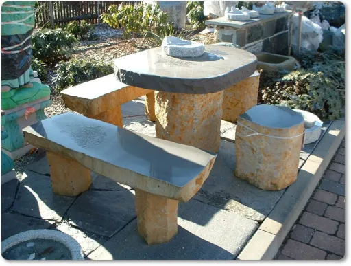 Tischgarnitur aus Basalt mit zwei Bänken und zwei Sitzpollern