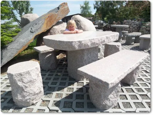 Steinmöbel aus Granit für den Garten