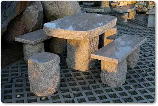 Granittisch mit zwei Sitzhockern und Sitzbänken aus Granit