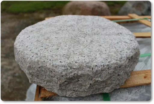 Granit-Trittsteine für den Wegbau
