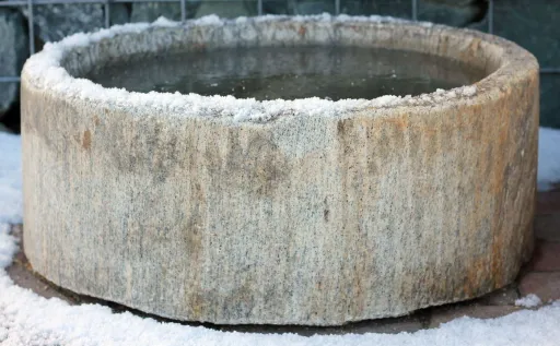 Trog aus Naturstein Marmor rund zur Bepflanzung oder als Wasserspeicher