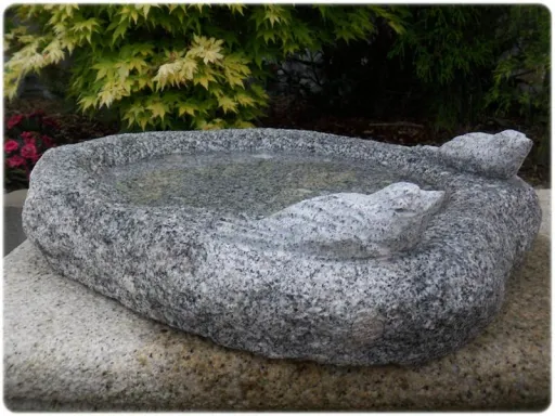 Vogeltränke oder Vogelbad aus Granit für die Gartendekoration