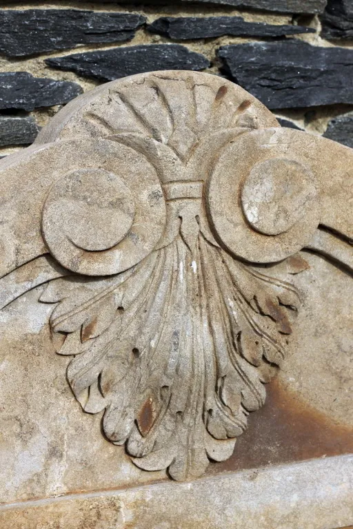 Detail Verzierungen Wandbrunnen mit Löwenkopf