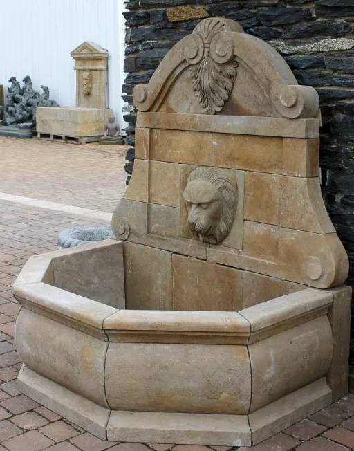 Wandbrunnen mit Löwenkopf aus Naturstein für den Garten
