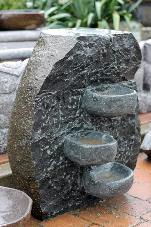 Quellstein Etagenbrunnen aus chinesischem Blaustein.