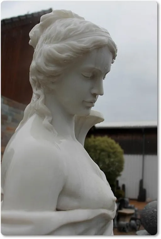 Statue aus weißem Marmor