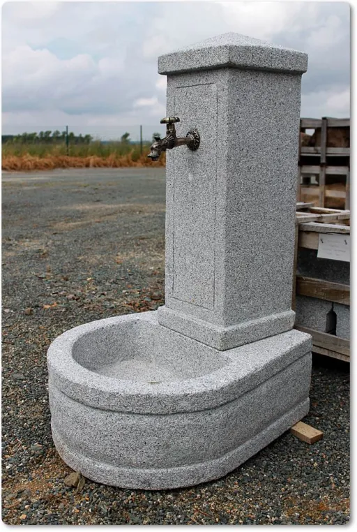 Zierbrunnen mit massiver Säule aus Granit für den Garten