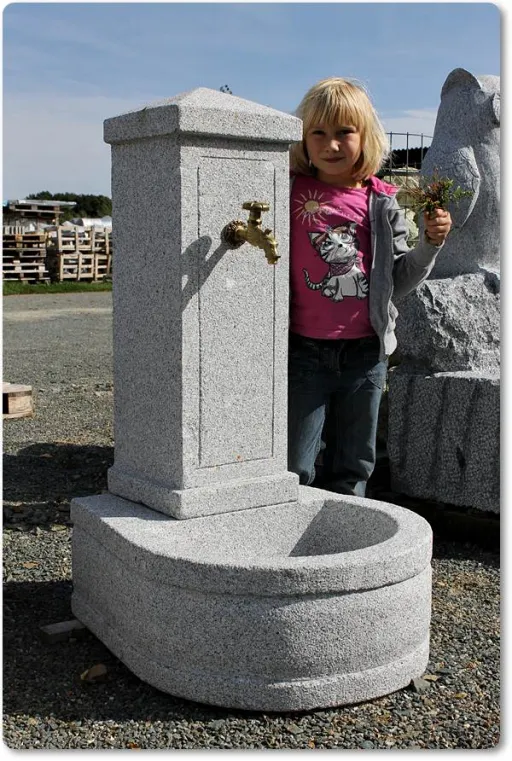 Zierbrunnen aus massivem Granit für die Gartengestaltung