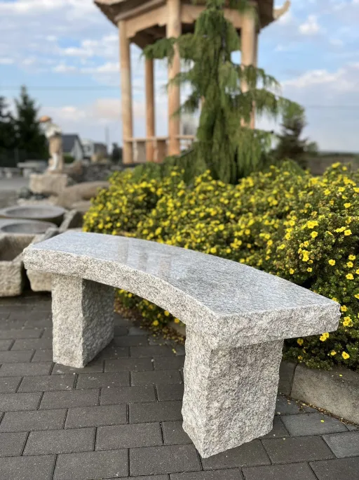 Gartenbank aus Granit mit polierter Sitzfläche