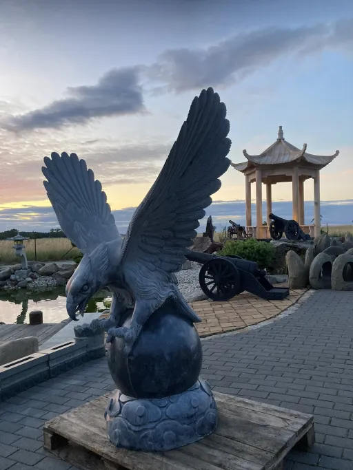 Adler auf Weltkugel im Abendlicht