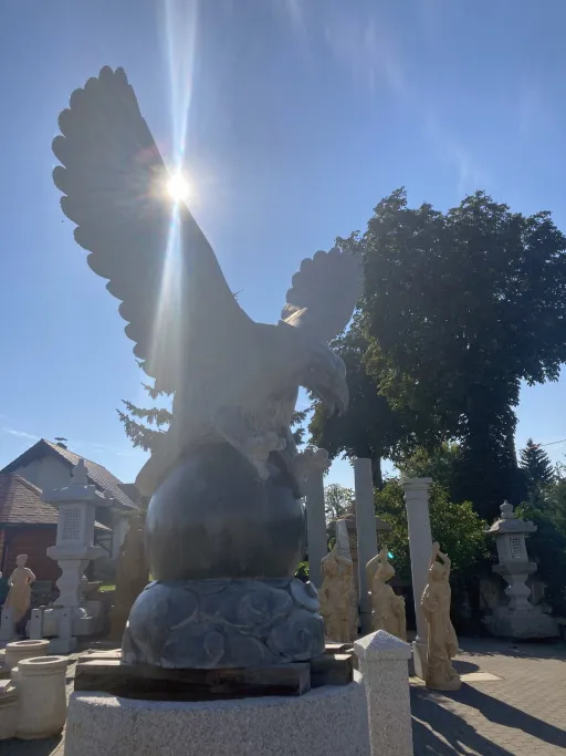 Adler aus Naturstein im Sonnenlicht