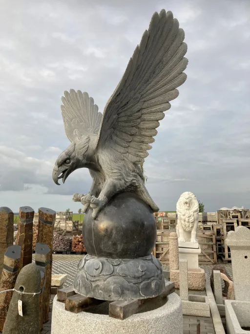 Adler aus Naturstein auf Kugel
