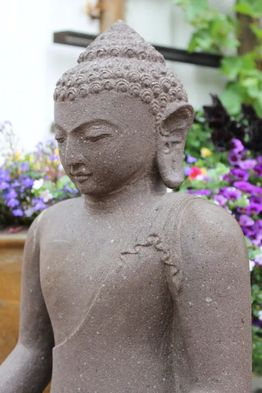 Buddha aus Naturstein Rhyolith Detail