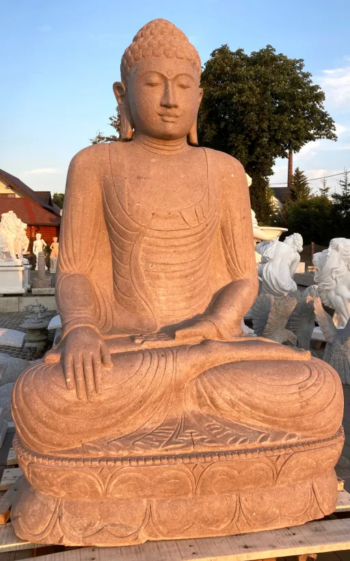 Buddha im Abendlicht mit Bhumisparsa Mudra