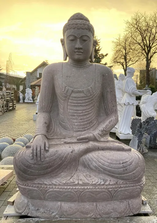 Balinesischer Buddha aus Naturstein Rhyolith für die Gartengestaltung