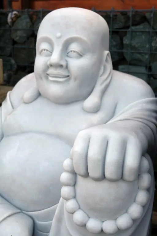 Detail der Buddhafigur aus weißem Marmor