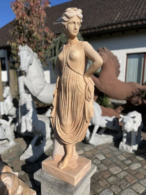 Skulptur der Tänzerin auf Sockel