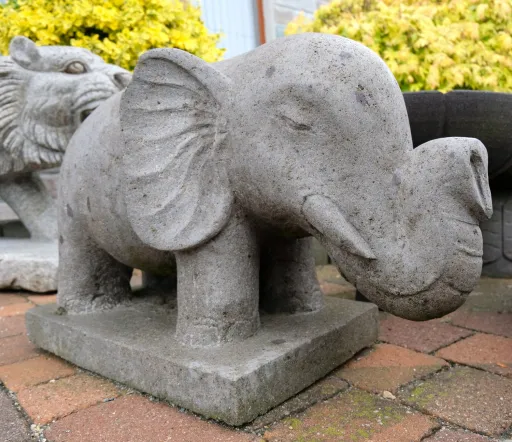 Elefant aus Naturstein Rhyolith gehauen