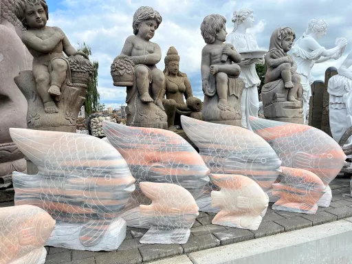 Fische mit 30 cm & 60 cm Länge aus orangefarbigem Marmor