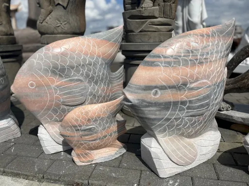 Fische groß und klein aus dem Naturstein Marmor