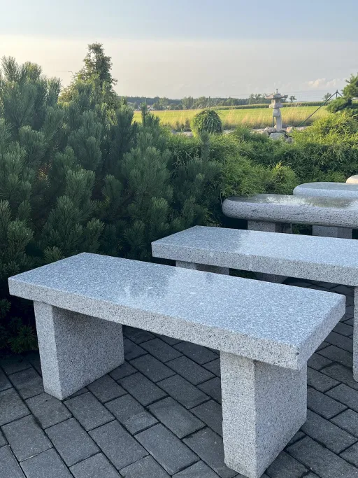 Gartenbank aus grauem Granit für den Garten oder die Terrasse