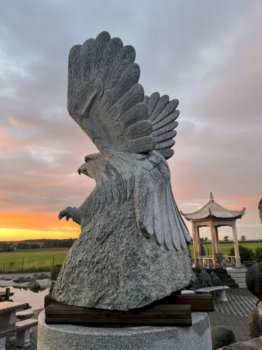 Adler aus Granit für den Garten und Dekoration