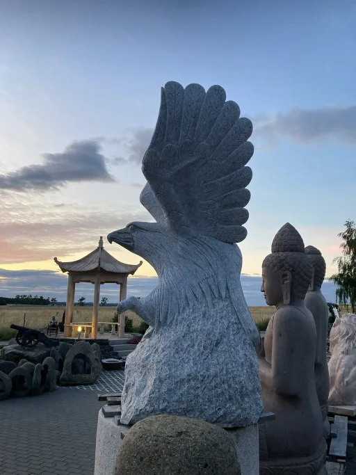Adler aus Granit im Abendlicht