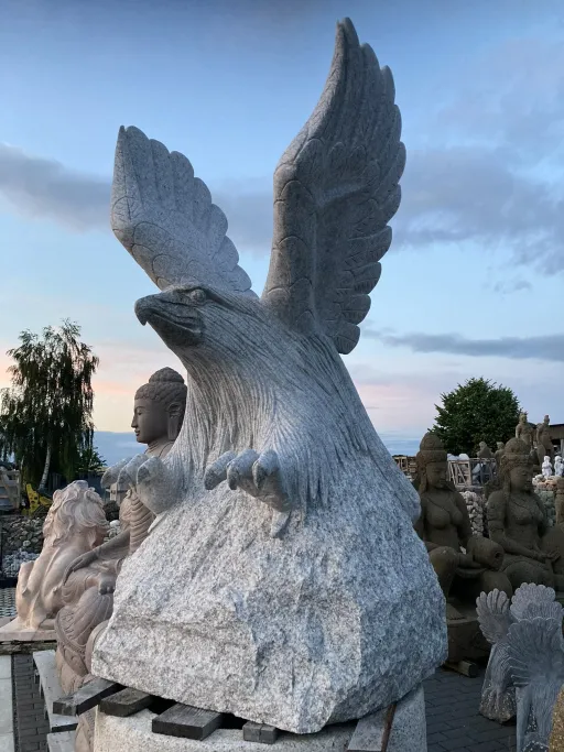 Großer Adler aus Naturstein Granit am Abend