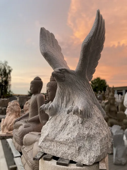 Adler aus Granit für die Gartenkunst