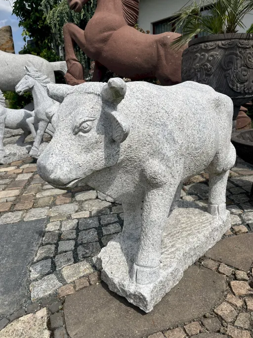 Kuh aus Granit stehend