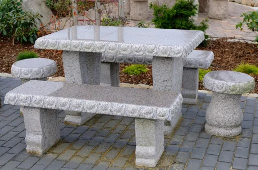 Granittisch mit Steinbänken und Sitzpollern für den Garten