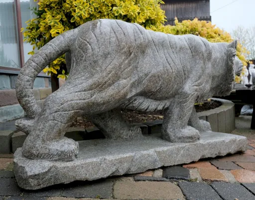 Tiger aus grauem Granit für den Garten
