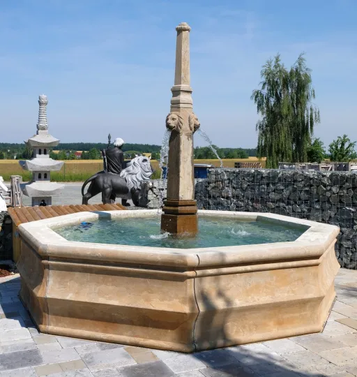 Badebrunnen, Stadtbrunnen, Dorfbrunnen mit antikem Erscheinungsbild