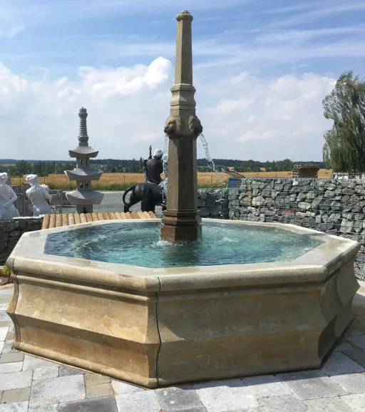 Großer Badebrunnen Stadtbrunnen achteckig