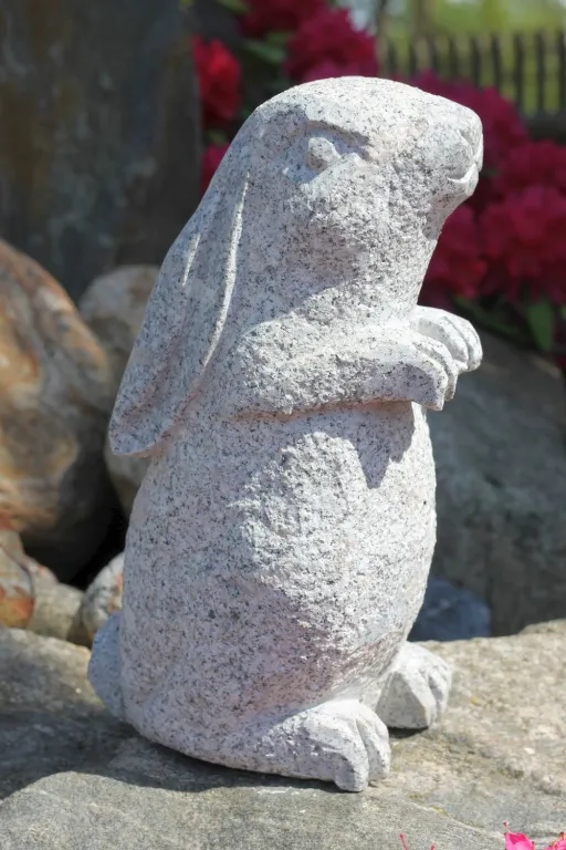 Hase aus Granit für den Garten