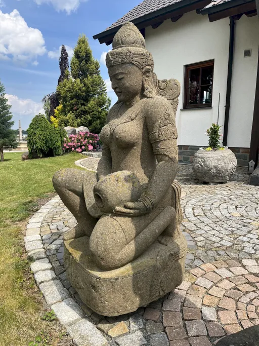 Steinfigur Siwa (Shiva) im Garten