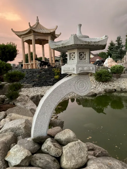 Steinlaterne im Abendlicht am Koiteich