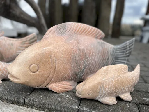 Koi zur Gartendeko aus Naturstein