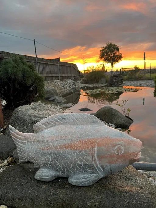Kois aus marmorierten Naturstein in orange, schwarz und weiß