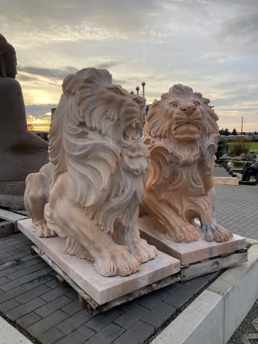 Löwen aus Marmor bei Sonnenuntergang