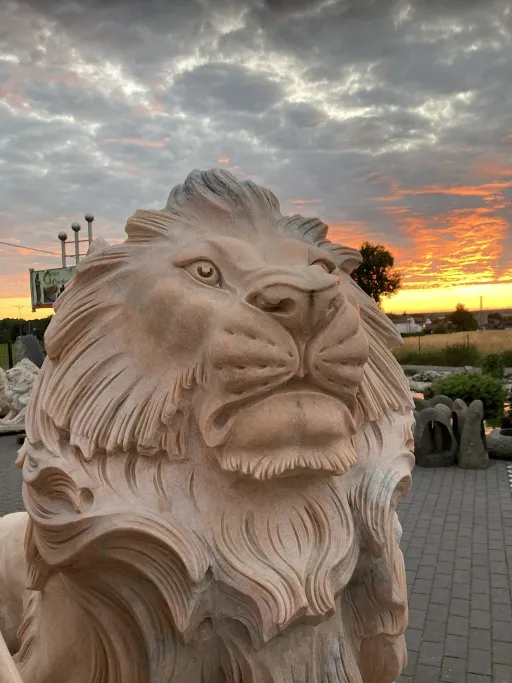Löwenkopf aus Marmor bei Sonnenuntergang